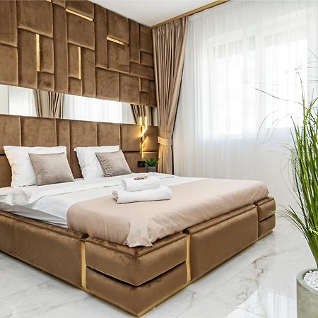 Fashion Stay-Valentino Apartment - By Openhouse Giroc Exterior foto
