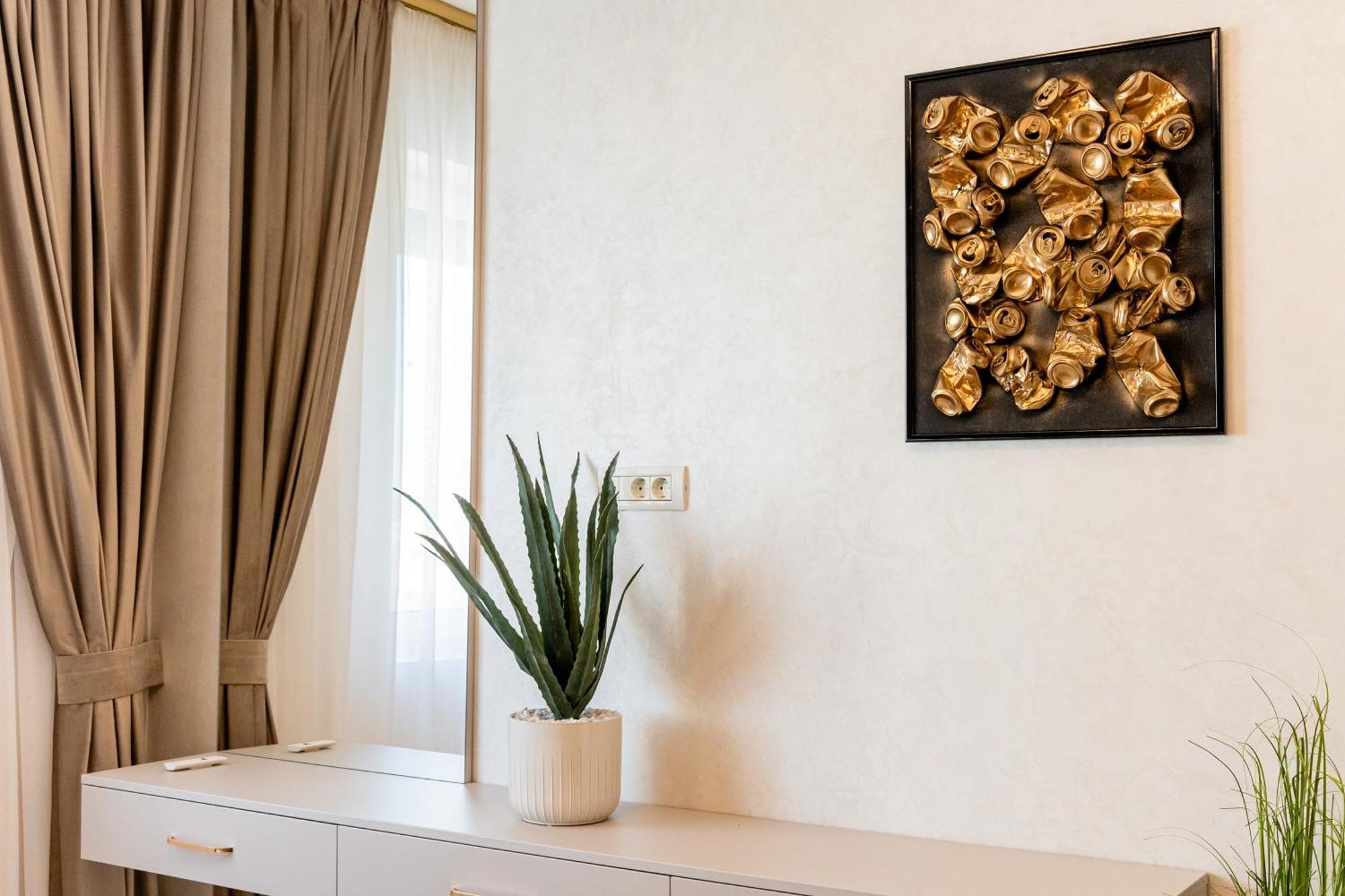 Fashion Stay-Valentino Apartment - By Openhouse Giroc Exterior foto